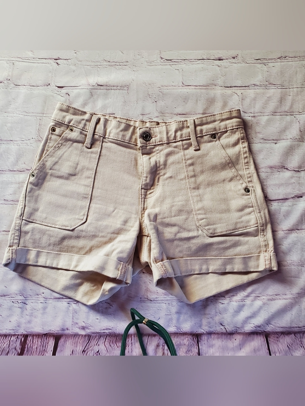 GAP Girlfriend Shorts Cuffed Stretch Cream Pockets Preppy Festival Summer